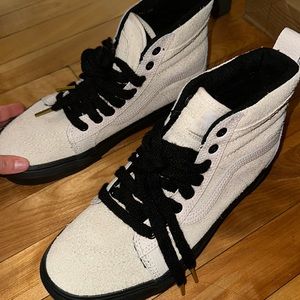 vans shoes. 9.5 US in women, 8 US in men
